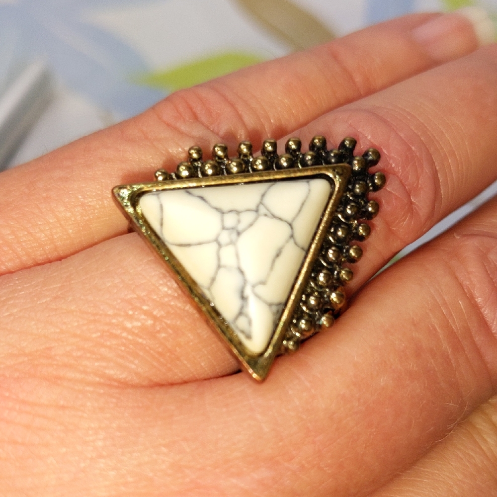 White Veiny Howlite & Copper-tone Filigree Ring, Triangular Stone W/ Wide Band